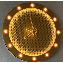 Wanduhr Wabe mit warmweißer LED-Beleuchtung und geometrischem Design