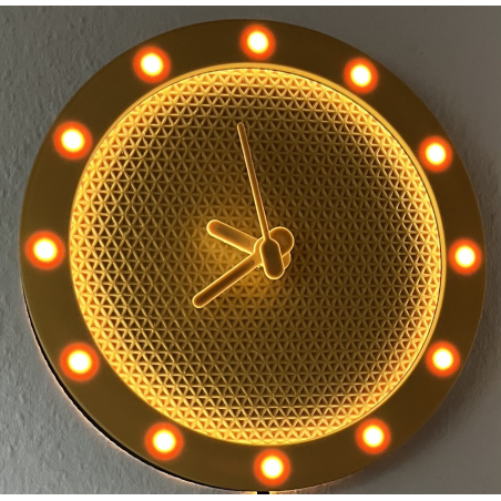 Wanduhr Wabe mit warmweißer LED-Beleuchtung und geometrischem Design