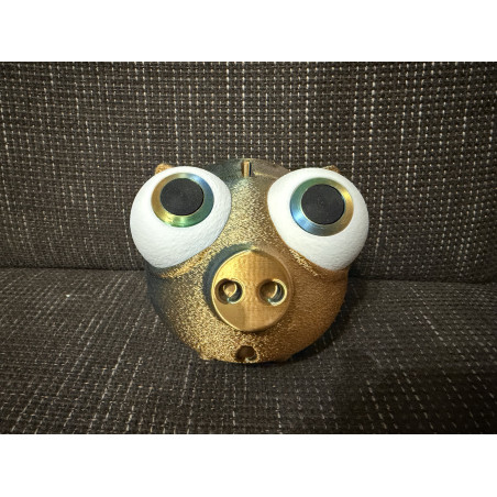 Goldfarbenes Sparschwein mit großen Augen und Drehverschluss an der Unterseite