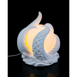 Weiße Oktopus-Dekoleuchte mit RGB-Licht und sichtbarem USB-Kabel
