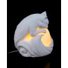 Weiße Katzenfigur als dekorative Lampe mit leuchtendem Innenraum und RGB-Beleuchtung