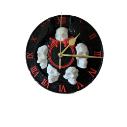 Runde schwarze Halloween Wanduhr mit roten römischen Ziffern, goldfarbenen Zeigern und weißen Totenkopf-Reliefs