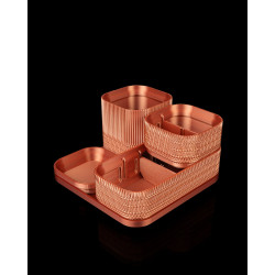 Modularer Kosmetik-Organizer in Roségold-Optik mit mehreren herausnehmbaren Einsätzen und Fächern für Make-up und Pinsel.