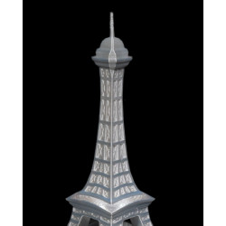Silberfarbenes Eiffelturm-Dekoobjekt mit detailreicher Struktur auf Tisch