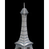Silberfarbenes Eiffelturm-Dekoobjekt mit detailreicher Struktur auf Tisch