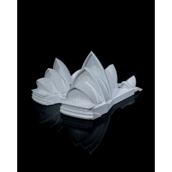 Weißes architektonisch inspiriertes Dekoobjekt in Form des Sydney Opera House auf flacher Basis