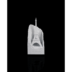 Freistehende Dekofigur mit reliefartigem Eiffelturm, unregelmäßiger Rückwand und Schriftzug „FRANCE“
