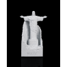 Christusstatue Dekofigur mit felsenartiger Rückwand und graviertem Brazil-Sockel in weiß-grauer Steinoptik
