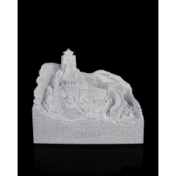 Miniatur-Relief der Chinesischen Mauer mit Wachturm, felsiger Landschaft und CHINA-Schriftzug auf dem Sockel