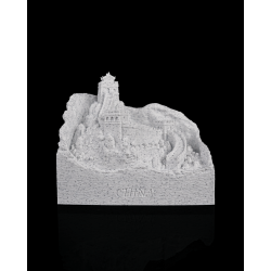 Miniatur-Relief der Chinesischen Mauer mit Wachturm, felsiger Landschaft und CHINA-Schriftzug auf dem Sockel