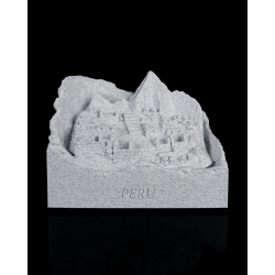 Peru Relief-Dekoration mit Berglandschaft, terrassenartiger Ruinenstruktur und eingraviertem Schriftzug PERU