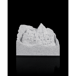 Peru Relief-Dekoration mit Berglandschaft, terrassenartiger Ruinenstruktur und eingraviertem Schriftzug PERU