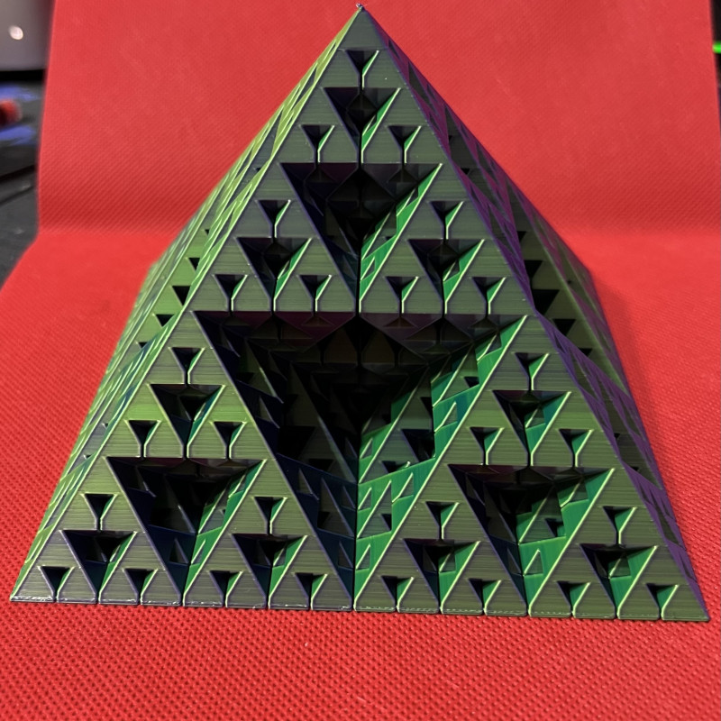 Sierpinski Pyramide als geometrisches 3D-Dekoobjekt mit Fraktal-Optik