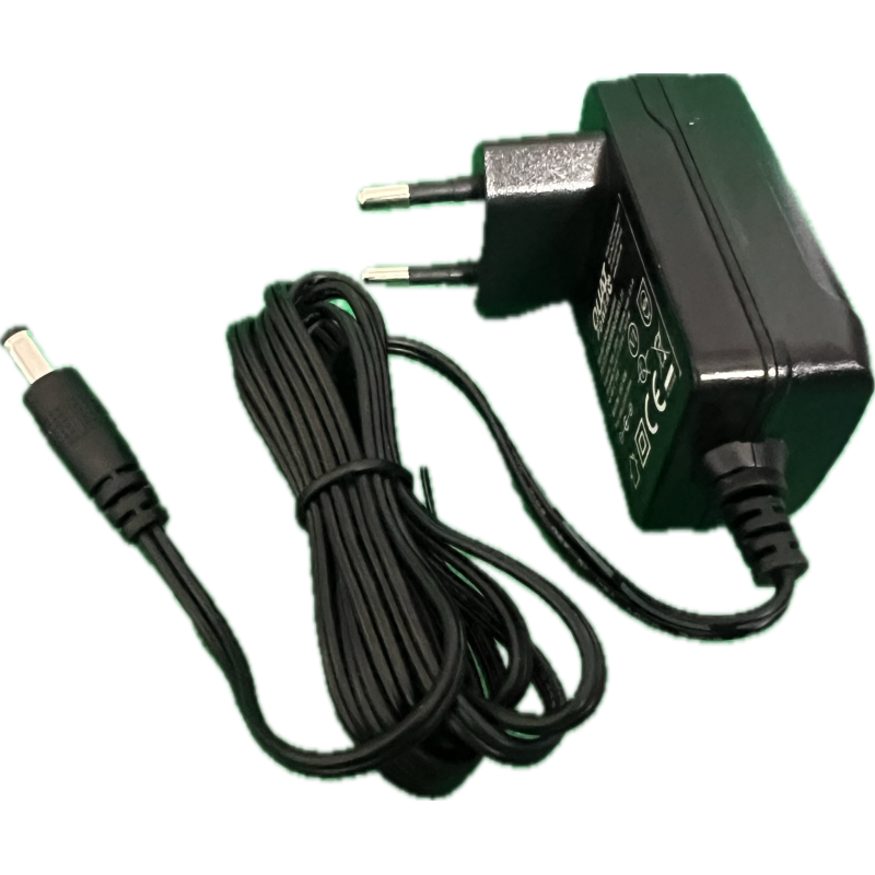Schwarzes Steckernetzteil 5V 2A mit 5,5 x 2,1 mm Hohlstecker