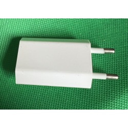Weißes USB-A Netzteil mit Eurostecker und zwei Kontakten
