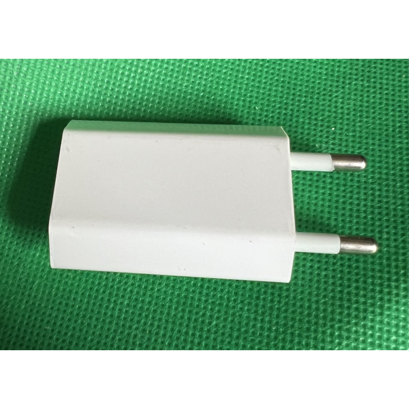 Weißes USB-A Netzteil mit Eurostecker und zwei Kontakten