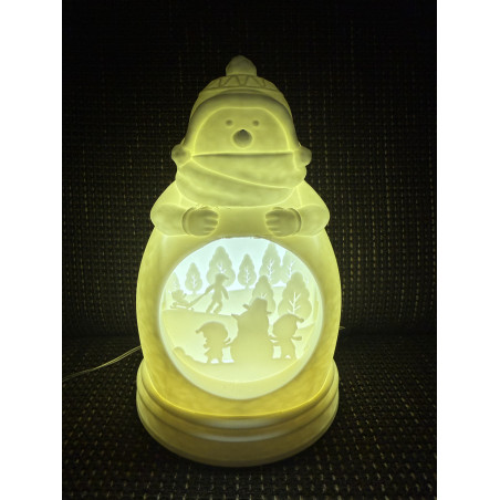 Leuchtende Schneemann-Lampe mit Winterlandschaft in Scherenschnitt-Optik