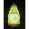 Leuchtende Schneemann-Lampe mit Winterlandschaft in Scherenschnitt-Optik