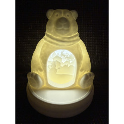 Bären-Lampe mit warmweißem LED-Licht und winterlicher Szenerie