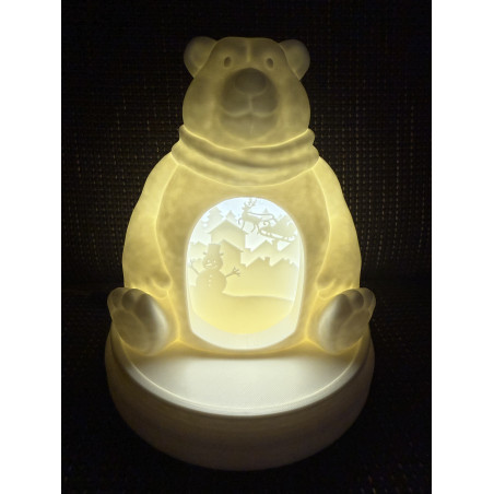 Bären-Lampe mit warmweißem LED-Licht und winterlicher Szenerie