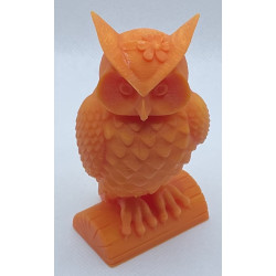 Orangefarbene dekorative Eule als kompaktes 3D-Modell auf Standfuß