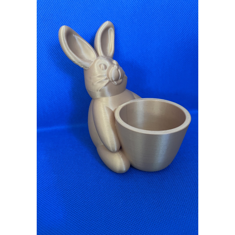 Osterhase mit Becher als dekorative Osterdeko