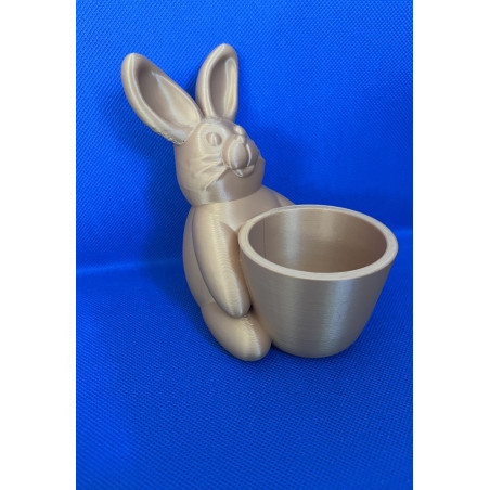 Osterhase mit Becher als dekorative Osterdeko