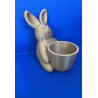 Osterhase mit Becher als dekorative Osterdeko