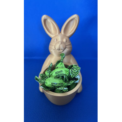 Osterhase mit Becher – dekorative Osterdeko