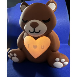 3D-Bär mit Herz und leuchtender „I ❤️ U“-Botschaft