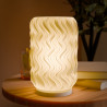 Lampe „Strömung“ als leuchtende RGB-Dekolampe auf einem Tisch