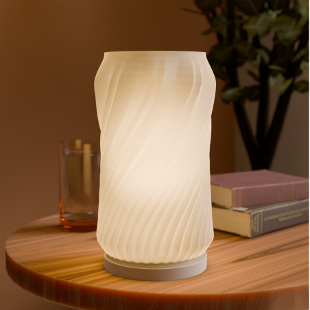 Dekorative RGB-Spirallampe mit moderner Spiralform auf einem Tisch