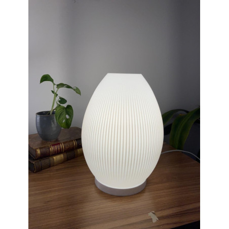 Lampe „Flamme“ als dekorative RGB-LED-Lampe auf einem Tisch