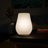 Weiße RGB-Dekolampe in tropfenförmigem Design auf einem Tisch