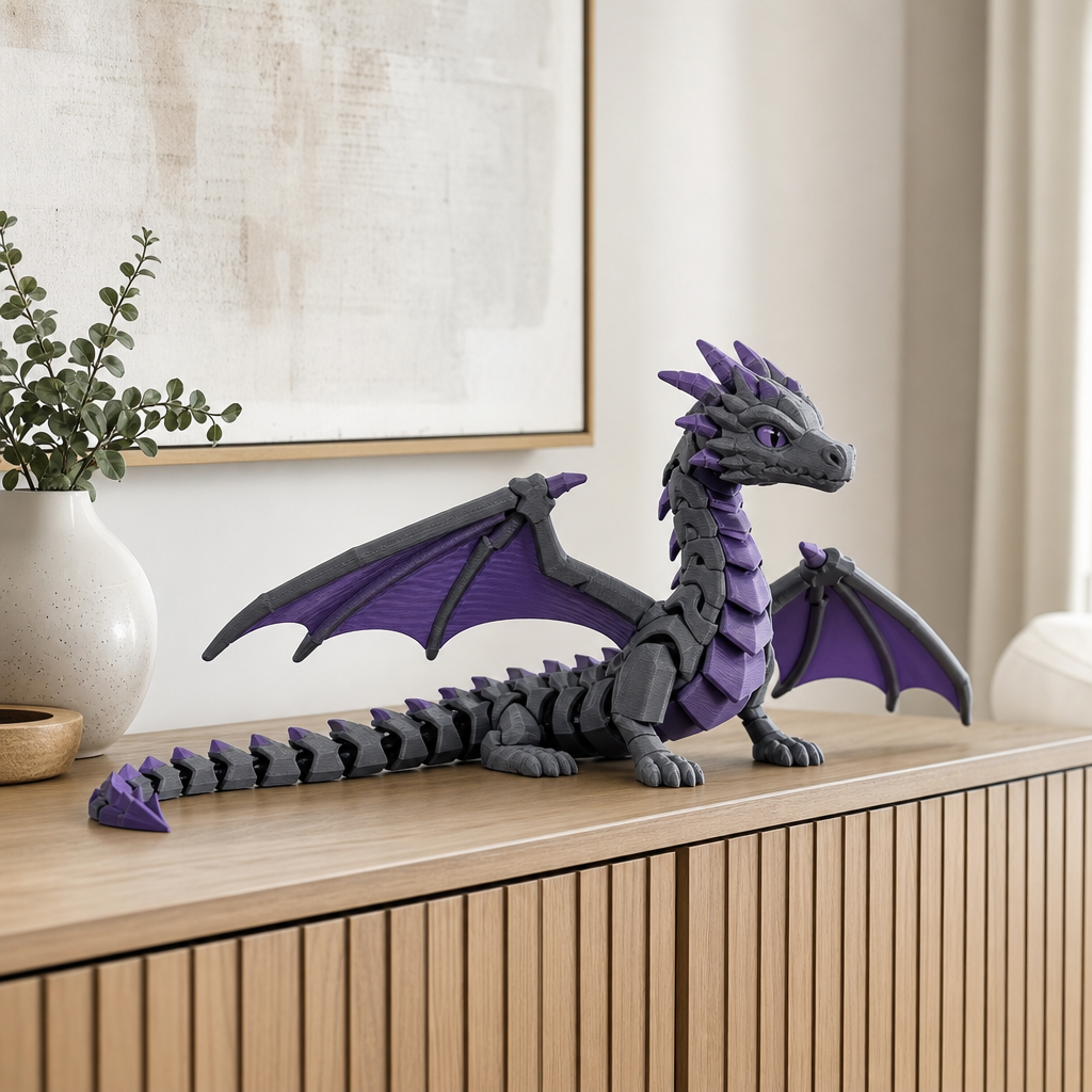 Bewegliche 3D-Druck-Drachenfigur aus PLA in stabiler Pose auf einem Sideboard